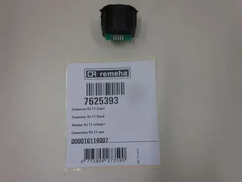 Schwarzer Anschlussstecker der Marke Remeha, RJ-11, mit einer grünen Platine und Markeninformationen auf einem weißen Etikett.